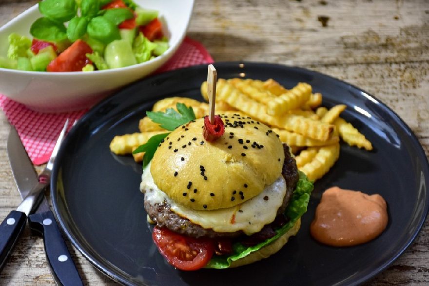 burger, jedzenie barowe, frytki, kuchnia międzynarodowa 